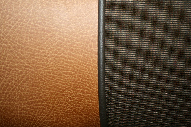 Scout Boats 222/225 Dorado Brisa Vinyl/Chocolate Fabric Helm Seat